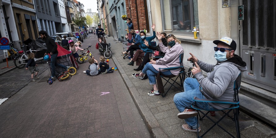 Foto van buren aan de praat met een drankje tijdens een speelstraat Foto van buren aan de praat met een drankje tijdens een speelstraat